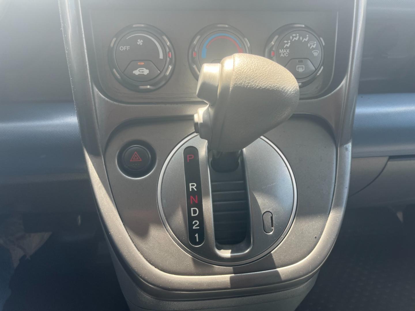 2006 blue /gray Honda Element LX 2WD AT (5J6YH18336L) with an 2.4L L4 DOHC 16V engine, 4-Speed Automatic Overdrive transmission, located at 14700 Tomball Parkway 249, Houston, TX, 77086, (281) 444-2200, 29.928619, -95.504074 - Photo#14